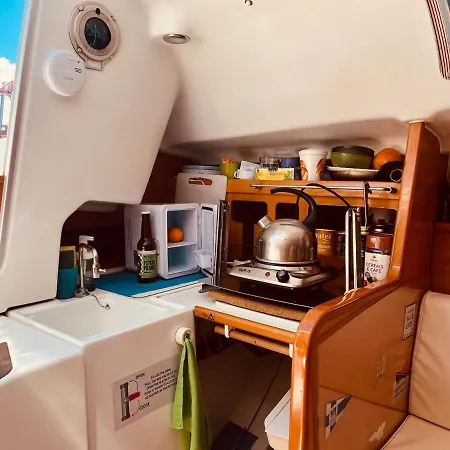 Surfbird Cozy Sailboat Escape * Lissabon