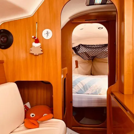 Surfbird Cozy Sailboat Escape Botel