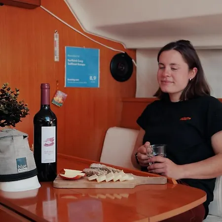 Surfbird Cozy Sailboat Escape Båthotell