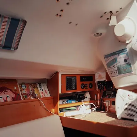 Surfbird Cozy Sailboat Escape * Lisbon