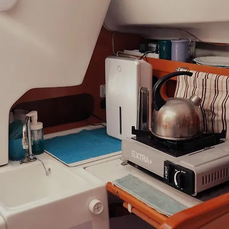 Surfbird Cozy Sailboat Escape Botel