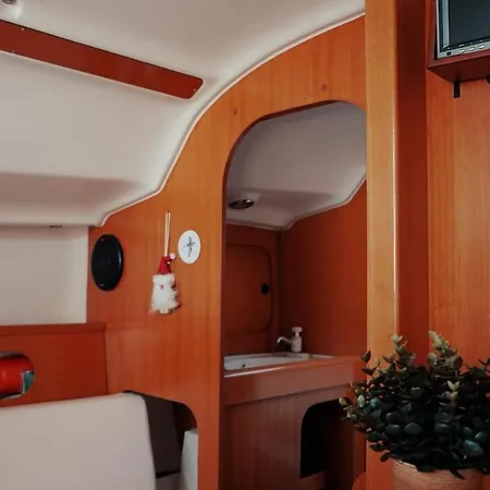 Surfbird Cozy Sailboat Escape * Lisbon