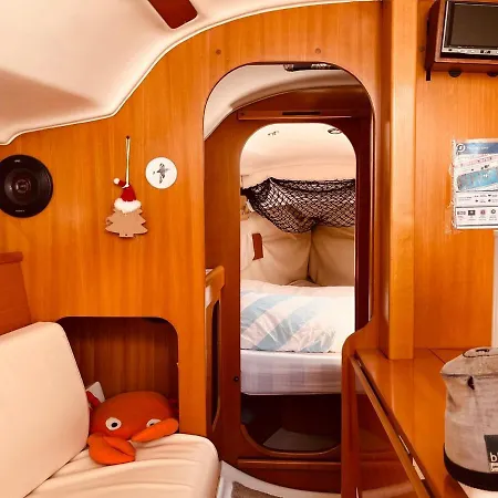 Surfbird Cozy Sailboat Escape Botel *